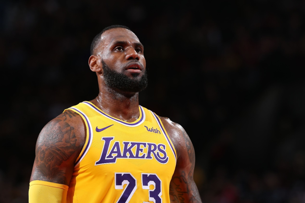 NBA季后赛焦点战，詹姆斯50分创纪录助湖人险胜
